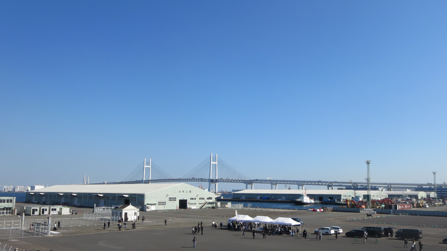 山下埠頭　４号上屋、